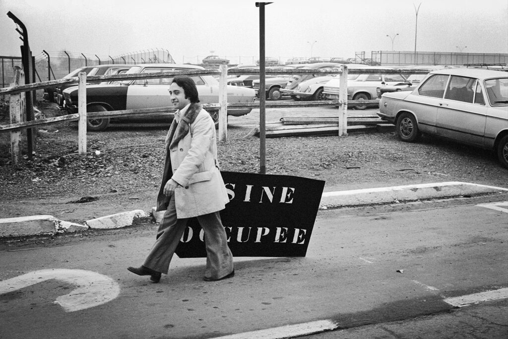 Occupation de l’usine British Leyland à Seneffe, 1981.
En janvier 1981, British Leyland annonce la fermeture des chaînes de montage à Seneffe, la seule usine du groupe subsistant hors Grande-Bretagne. 2.200 emplois disparaissent en deux mois. 
