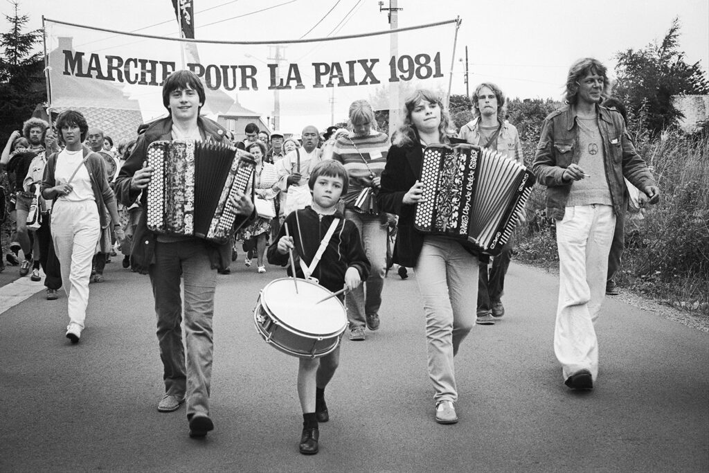 Une Marche pour la Paix reliant Copenhague à Paris, passe par Saint-Denis (Hainaut). 1981 