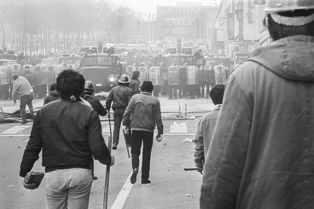 Manifestation des sidérurgistes à Bruxelles, le 16 mars 1982.
13.000 sidérurgistes venus de Liège et de Charleroi s’étaient mobilisé pour dénoncer les pertes d’emploi chez Cockerill Sambre et les mesures antisociales du gouvernement de l’époque. 
