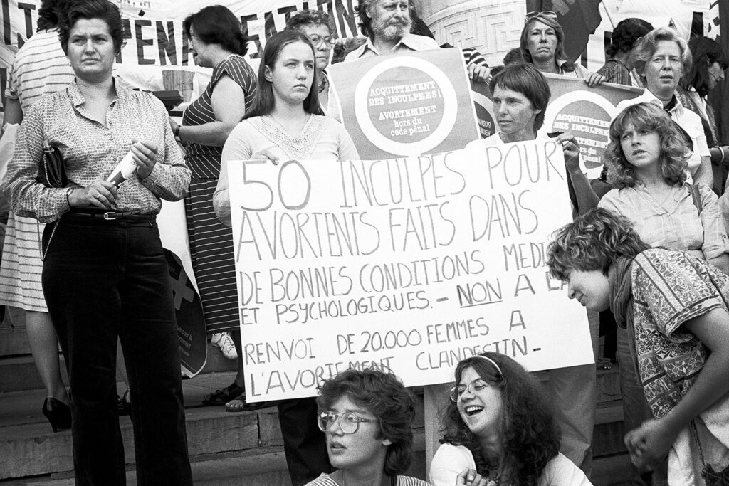 Manifestation pour la dépénalisation de l’avortement, Palais de Justice de Bruxelles. 1982.
Ce n’est qu’en 1990, que fut adoptée en Belgique la loi Lallemand-Michielsens qui dépénalisait partiellement l’avortement.  
