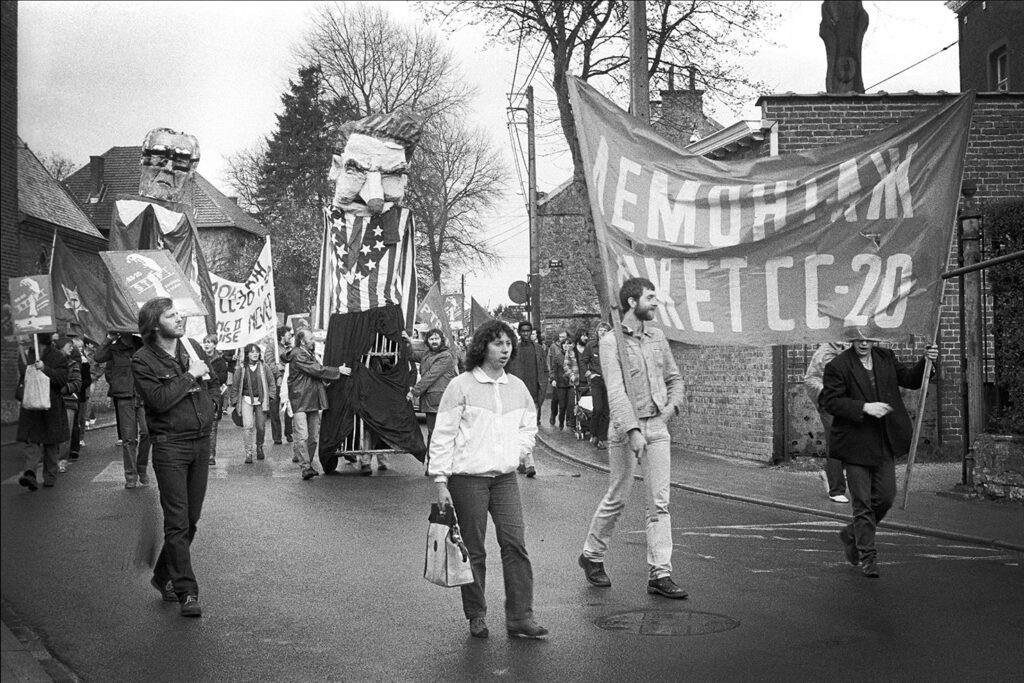 Manifestation contre l’implantation de missiles nucléaires Pershing à la base militaire de Florennes. Florennes, 1982. 